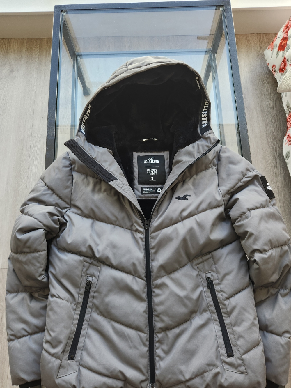 Hollister Men's Gray Puffer Jacket with Hood
